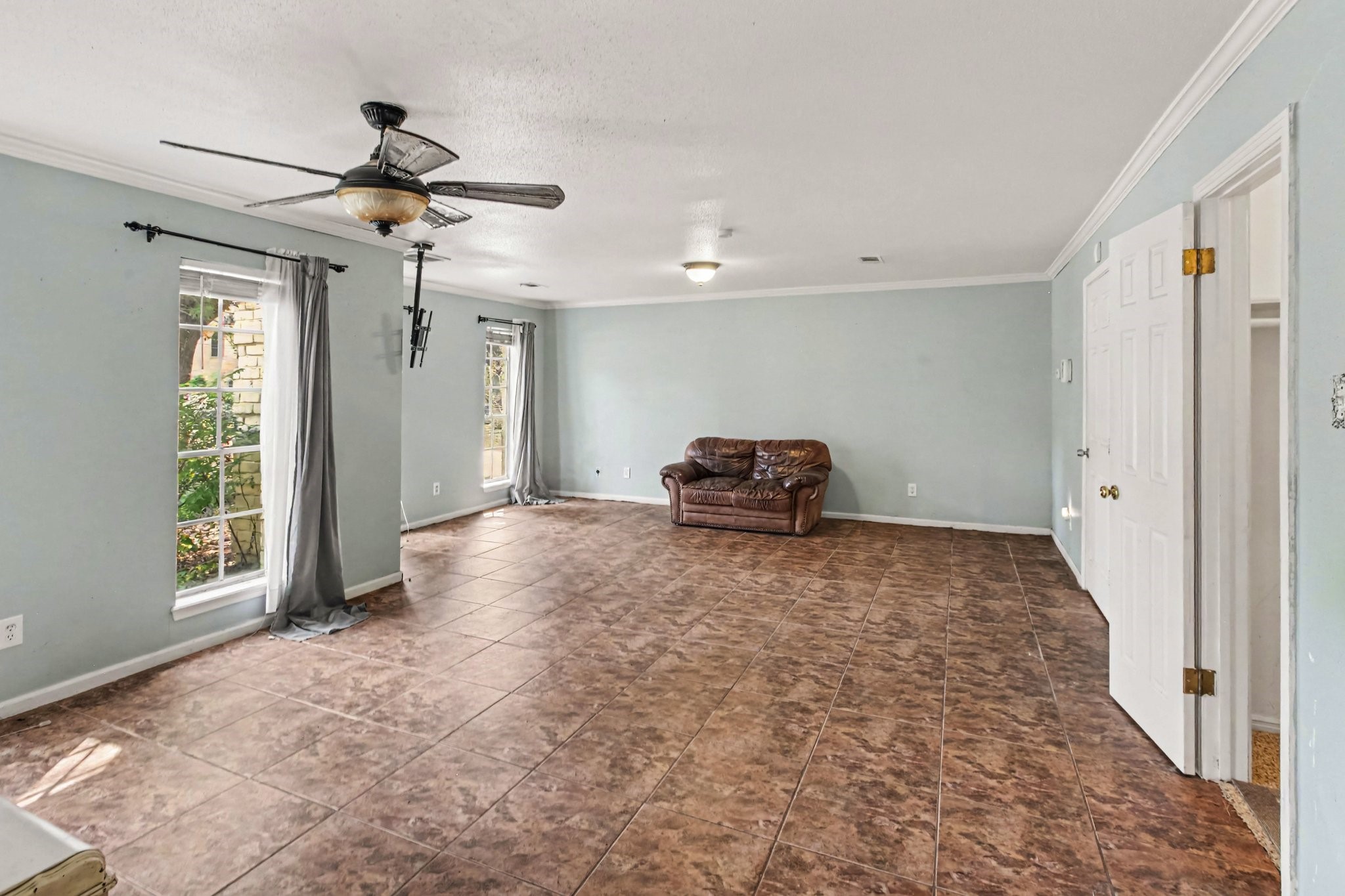 17807 Loring Lane Spring, TX 77388 - Photo 4 of 24 The downstairs primary bedroom is enormous