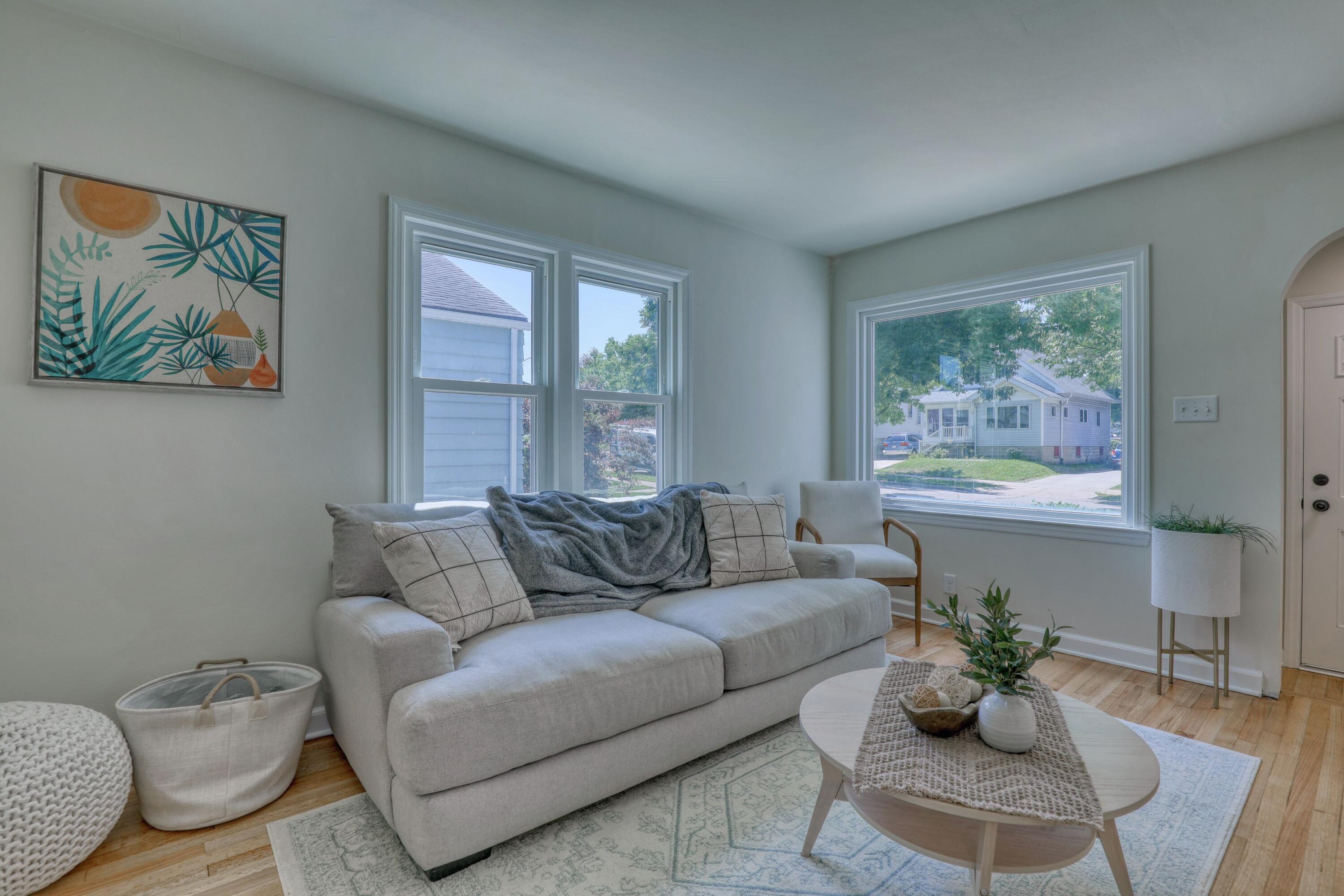 340 North 63rd Street Milwaukee, WI 53213 - Photo 5 of 19 Living Room