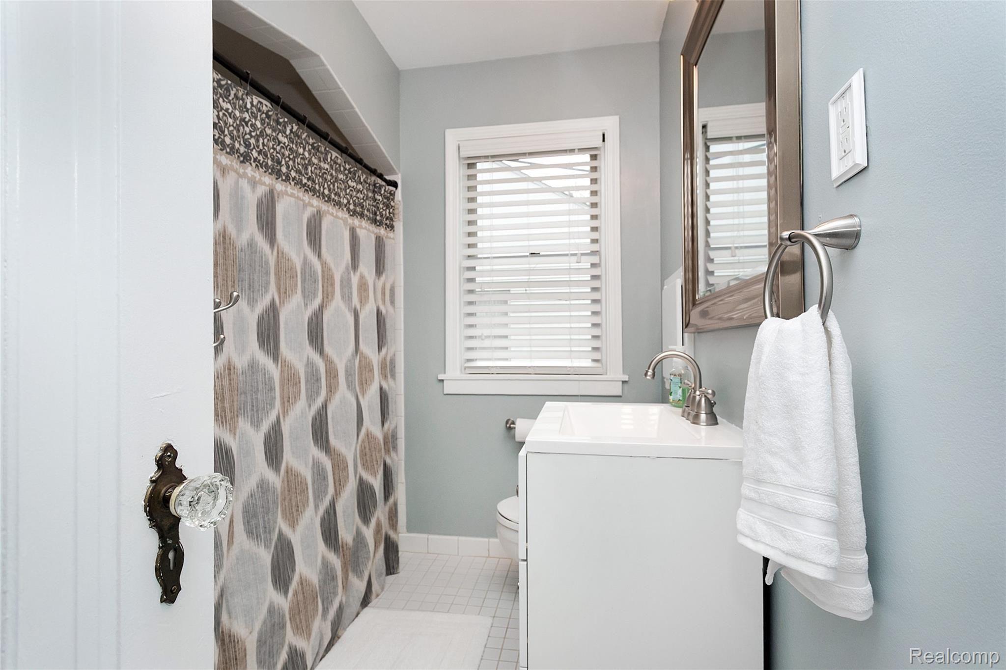1591 Cambridge Road Berkley, MI 48072 - Photo 23 of 29 Full Bathroom