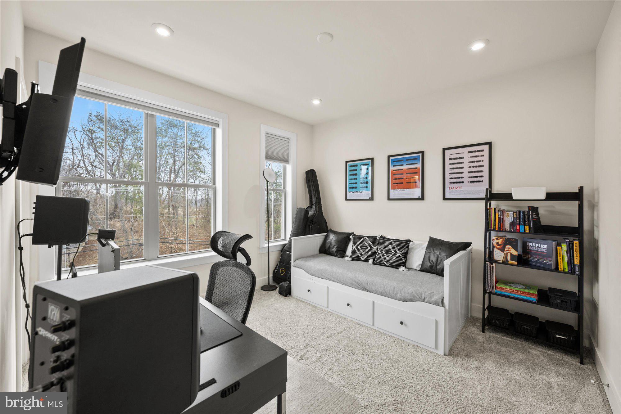 2236 South Glebe Road Arlington, VA 22206 - Photo 11 of 19 a living room with furniture and a flat screen tv