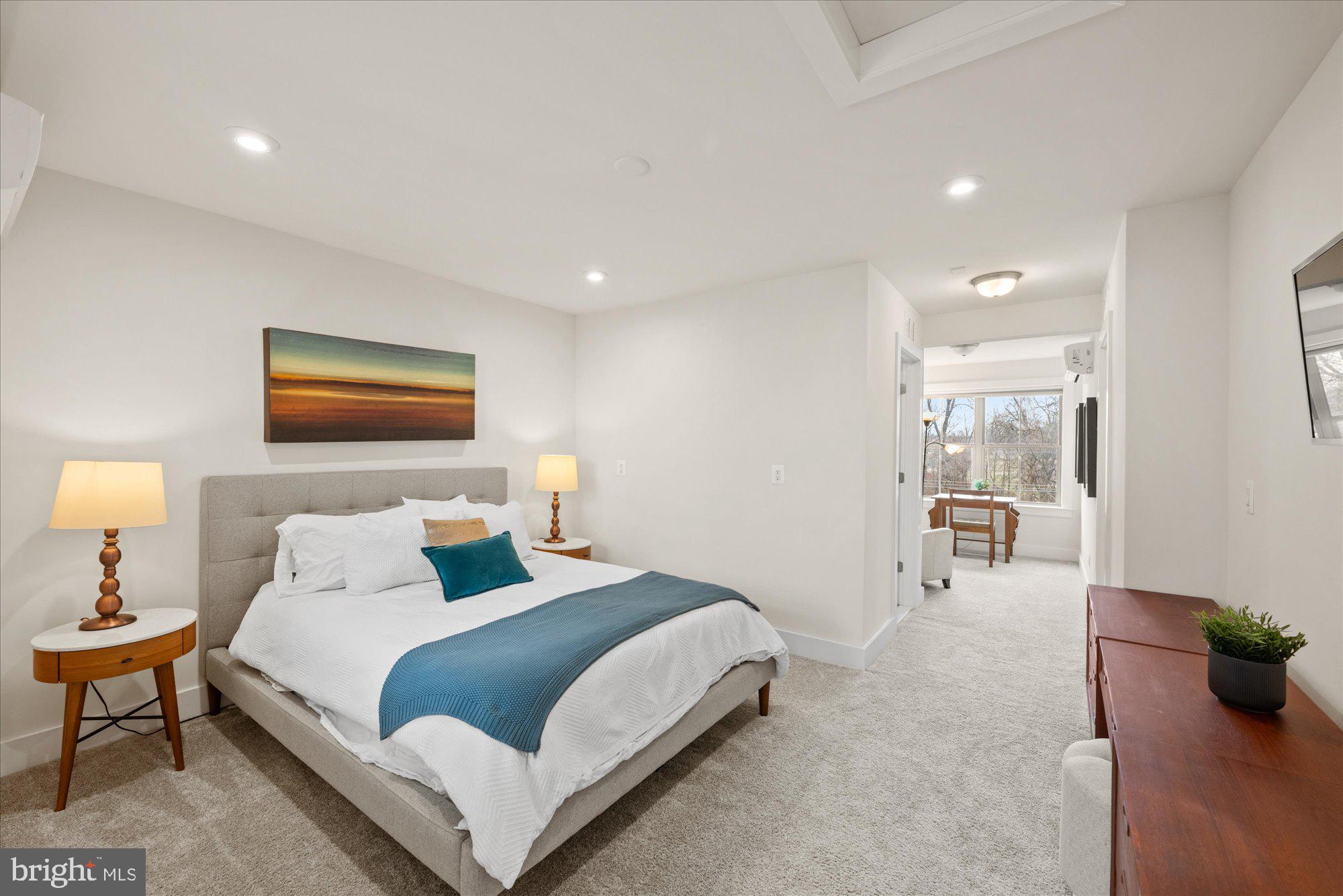 2236 South Glebe Road Arlington, VA 22206 - Photo 12 of 19 a bedroom with a bed and lamp