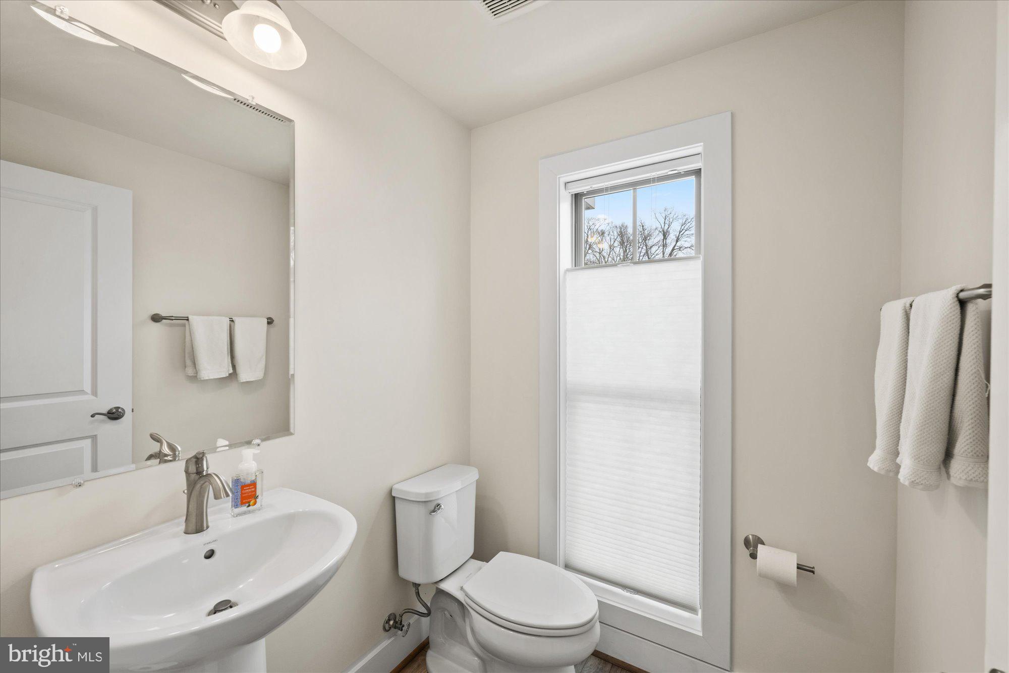 2236 South Glebe Road Arlington, VA 22206 - Photo 8 of 19 a bathroom with a sink toilet and shower