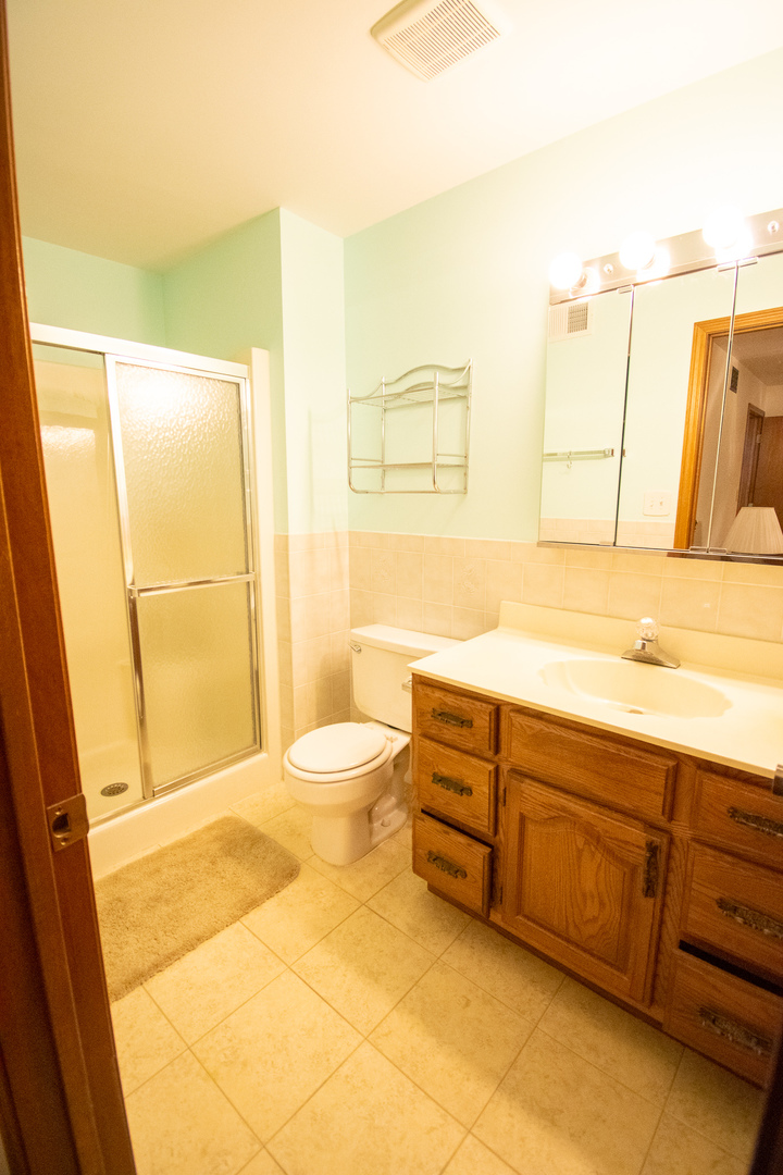 18300 Myrtle Court, Unit 3A Lansing, IL 60438 - Photo 5 of 20 a bathroom with a sink mirror vanity and toilet