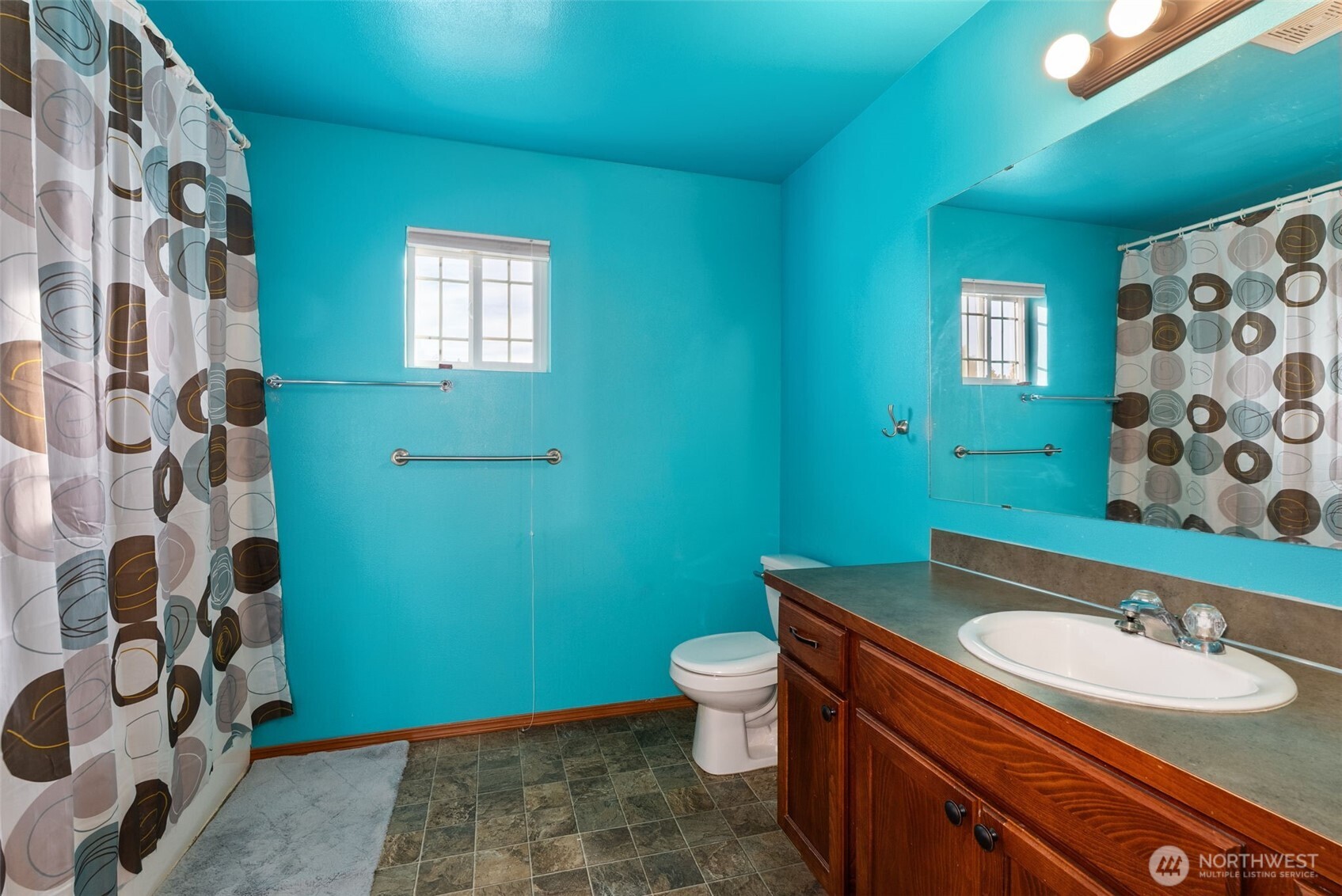 234 Wind River Drive Chehalis, WA 98532 - Photo 21 of 33 a bathroom with a sink and toilet