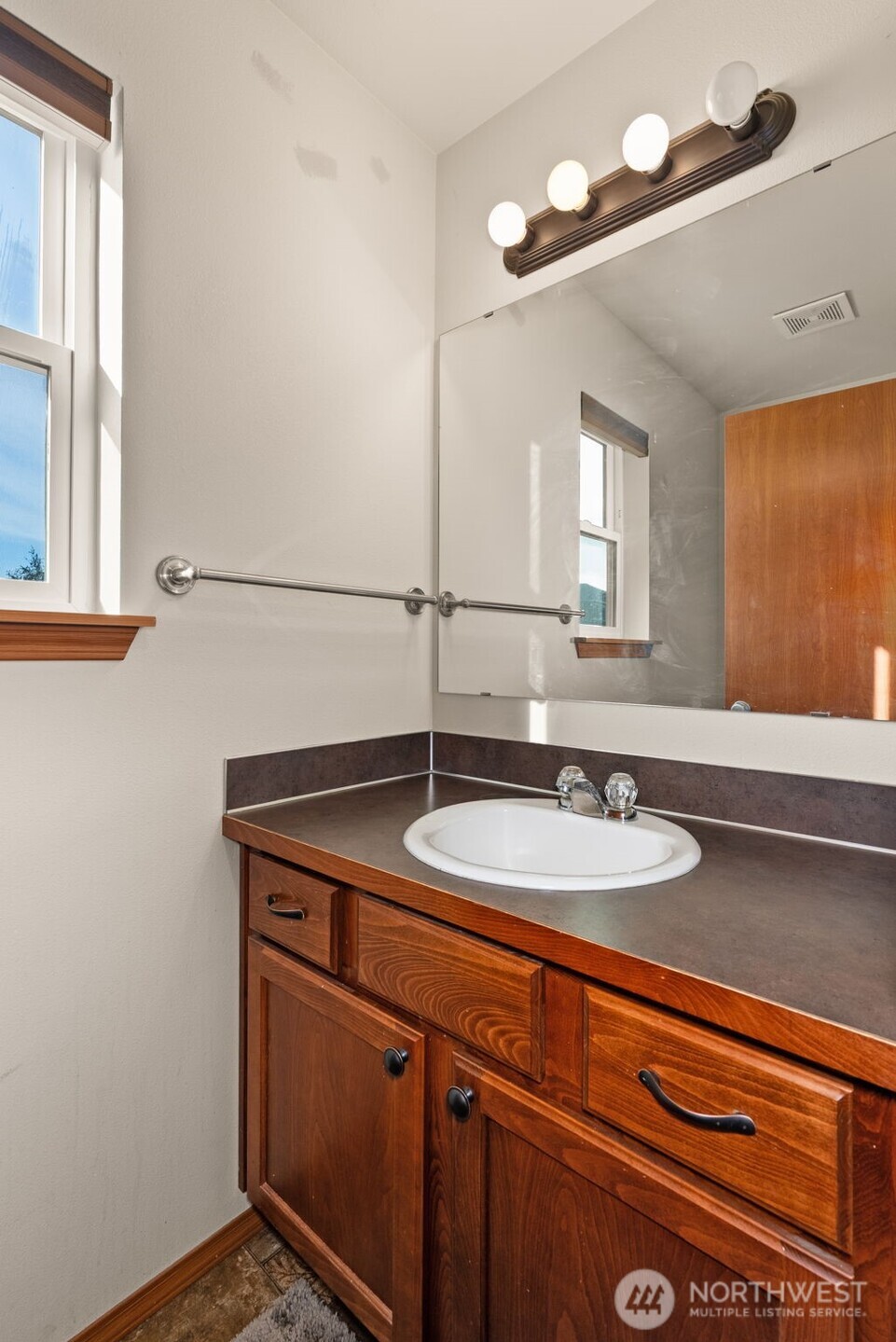 234 Wind River Drive Chehalis, WA 98532 - Photo 25 of 33 a bathroom with a sink and a mirror