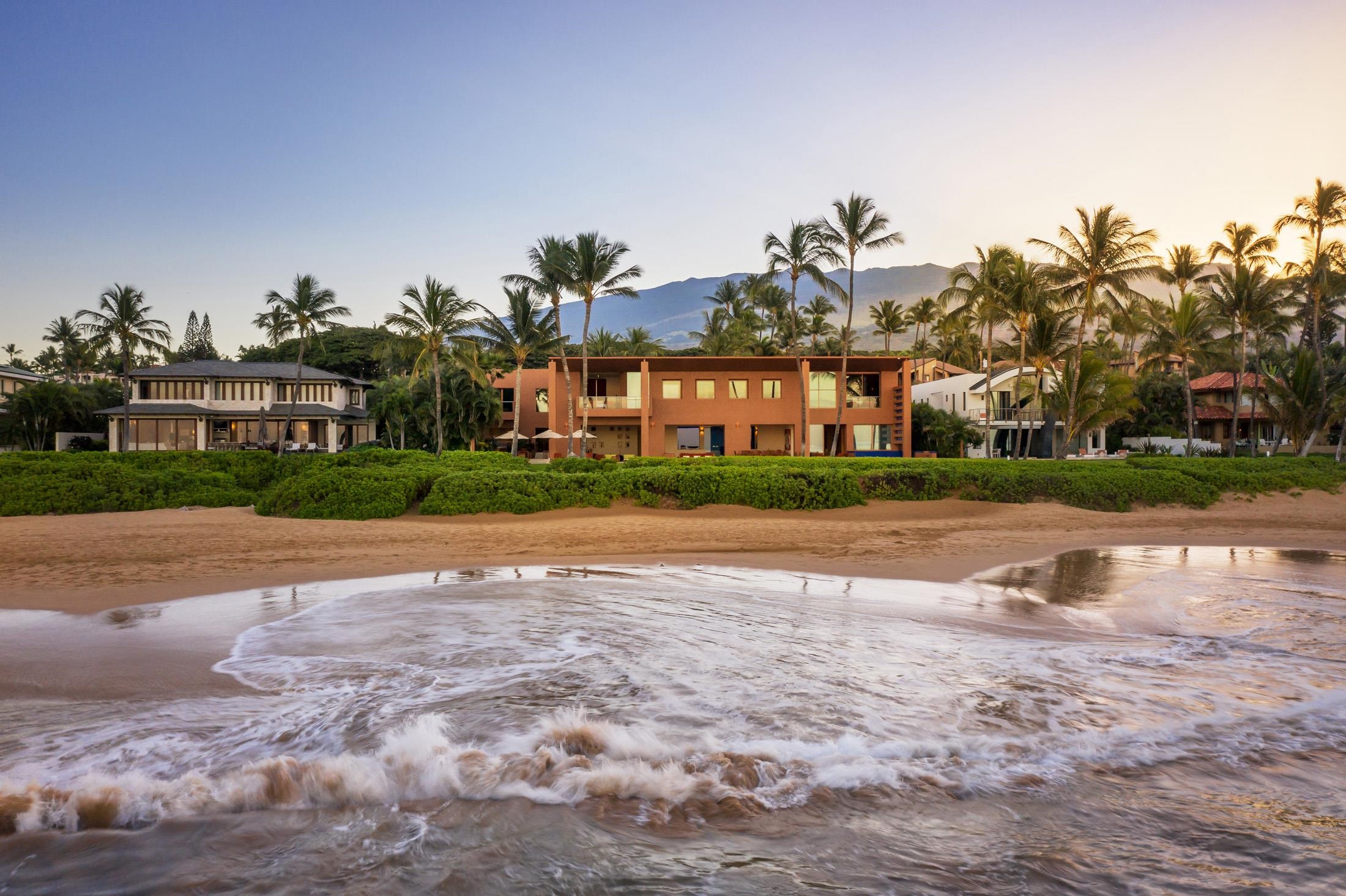 a view of a fountain in front of a house