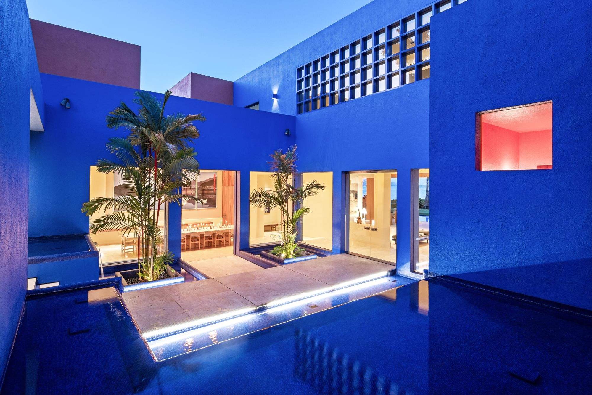 3200 South Kihei Road Kihei, HI 96753 - Photo 7 of 36 a bed sitting in a bedroom next to a window