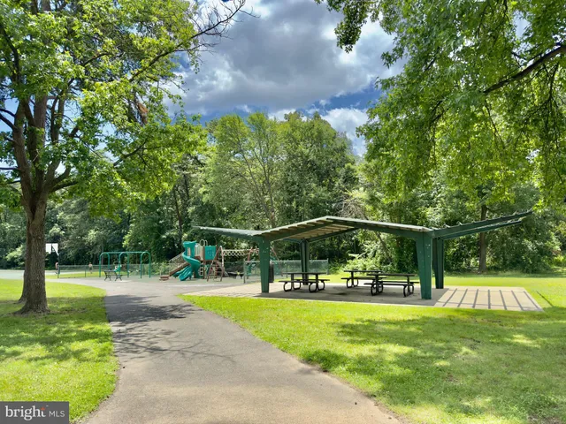 $2,995 | 218 Stevenson Square, Alexandria, VA 22304