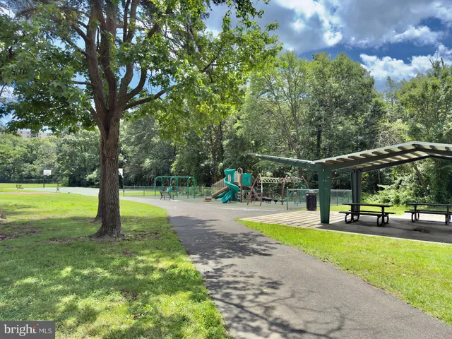 $2,995 | 218 Stevenson Square, Alexandria, VA 22304