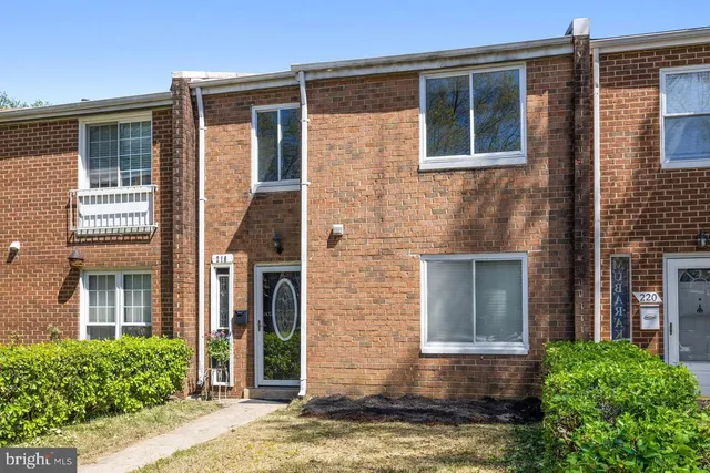 $2,995 | 218 Stevenson Square, Alexandria, VA 22304