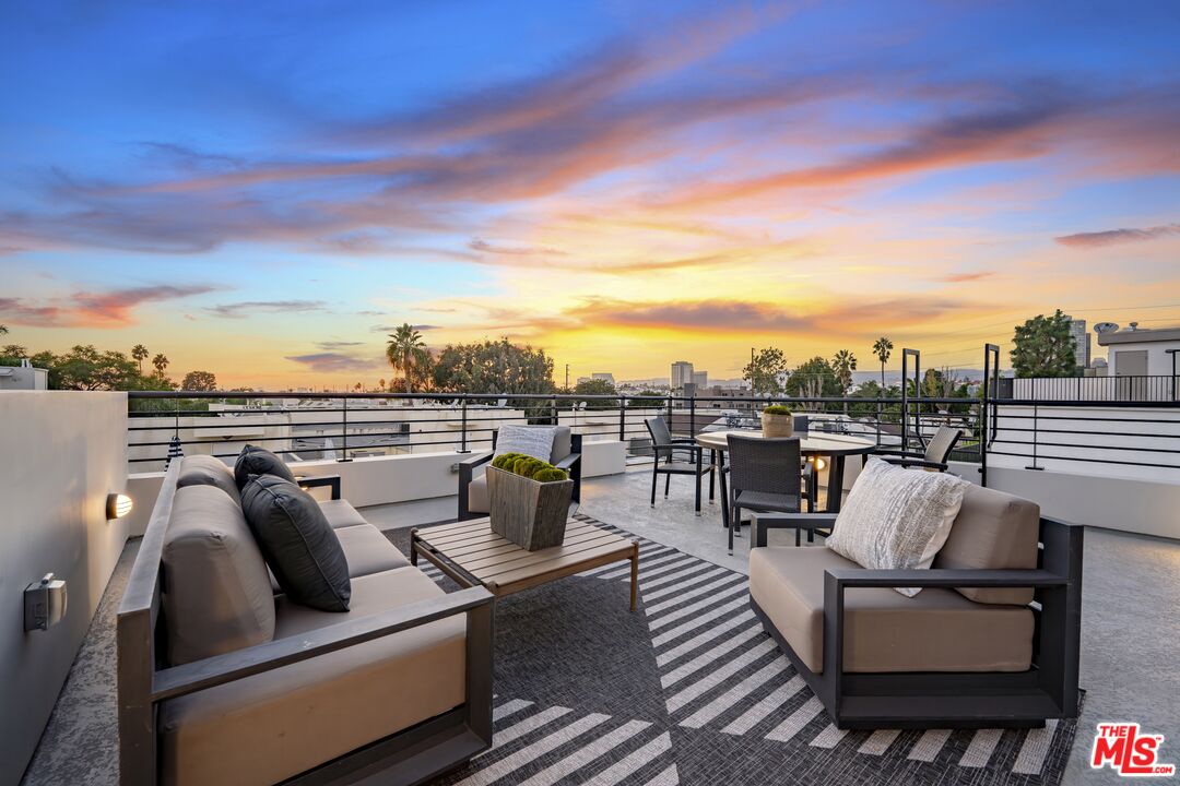 1729 South Barrington Ave Unit 4  