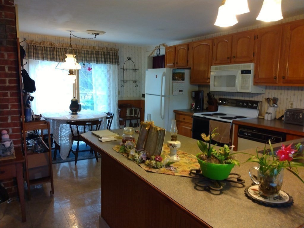 7 Maple Place Winchendon, MA 01475 - Photo 9 of 28 a kitchen with a table and chairs