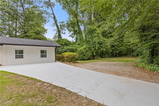 a view of a house with a backyard