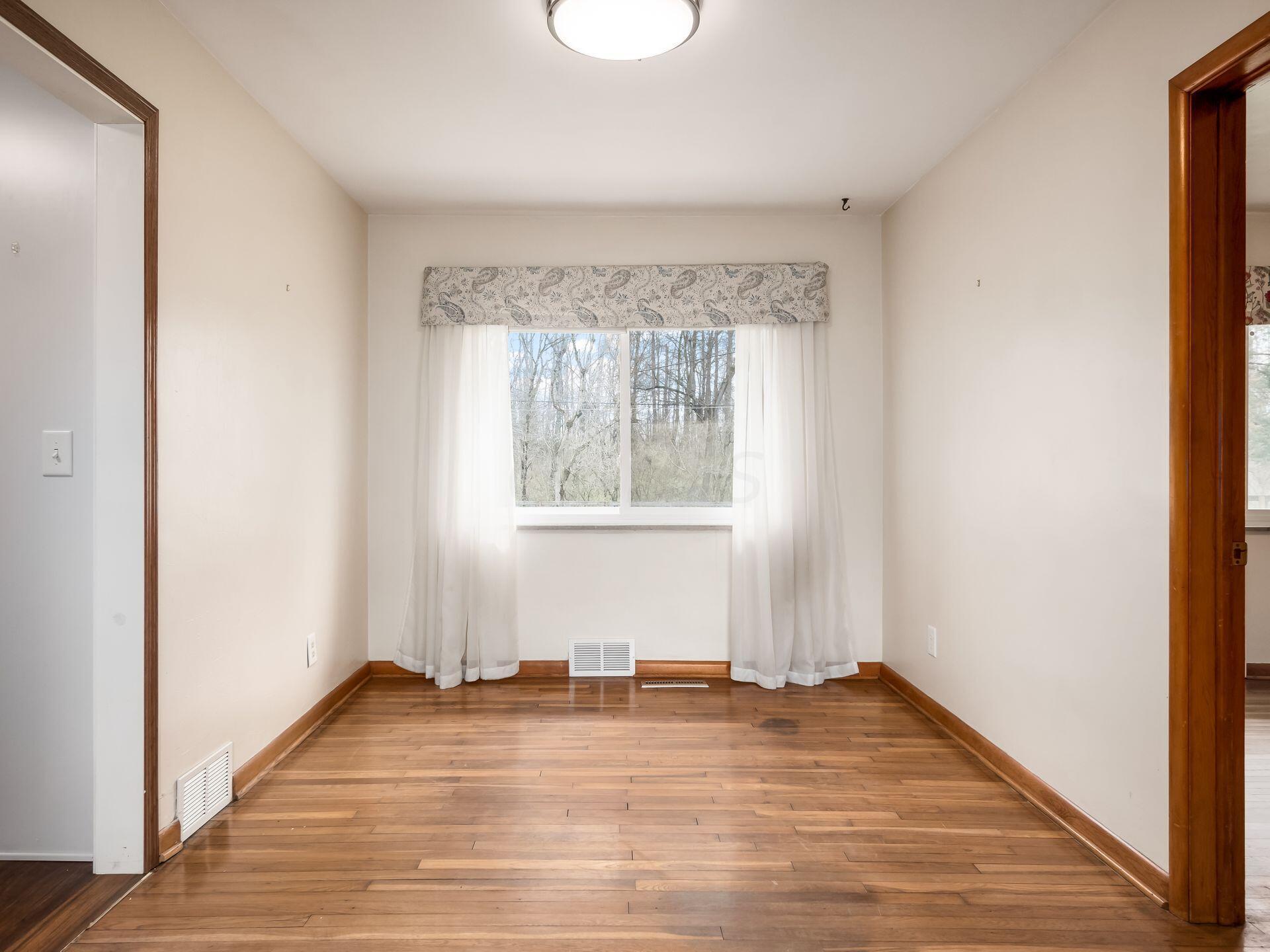 7710 Riverside Drive Dublin, OH 43016 - Photo 19 of 67 DR w/large window overlooking backyard