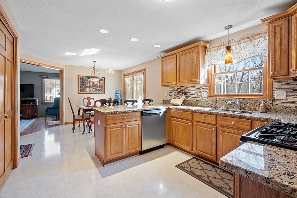 11 Small Road Dracut, MA 01826 - Photo 12 of 41 Gallery Image 12