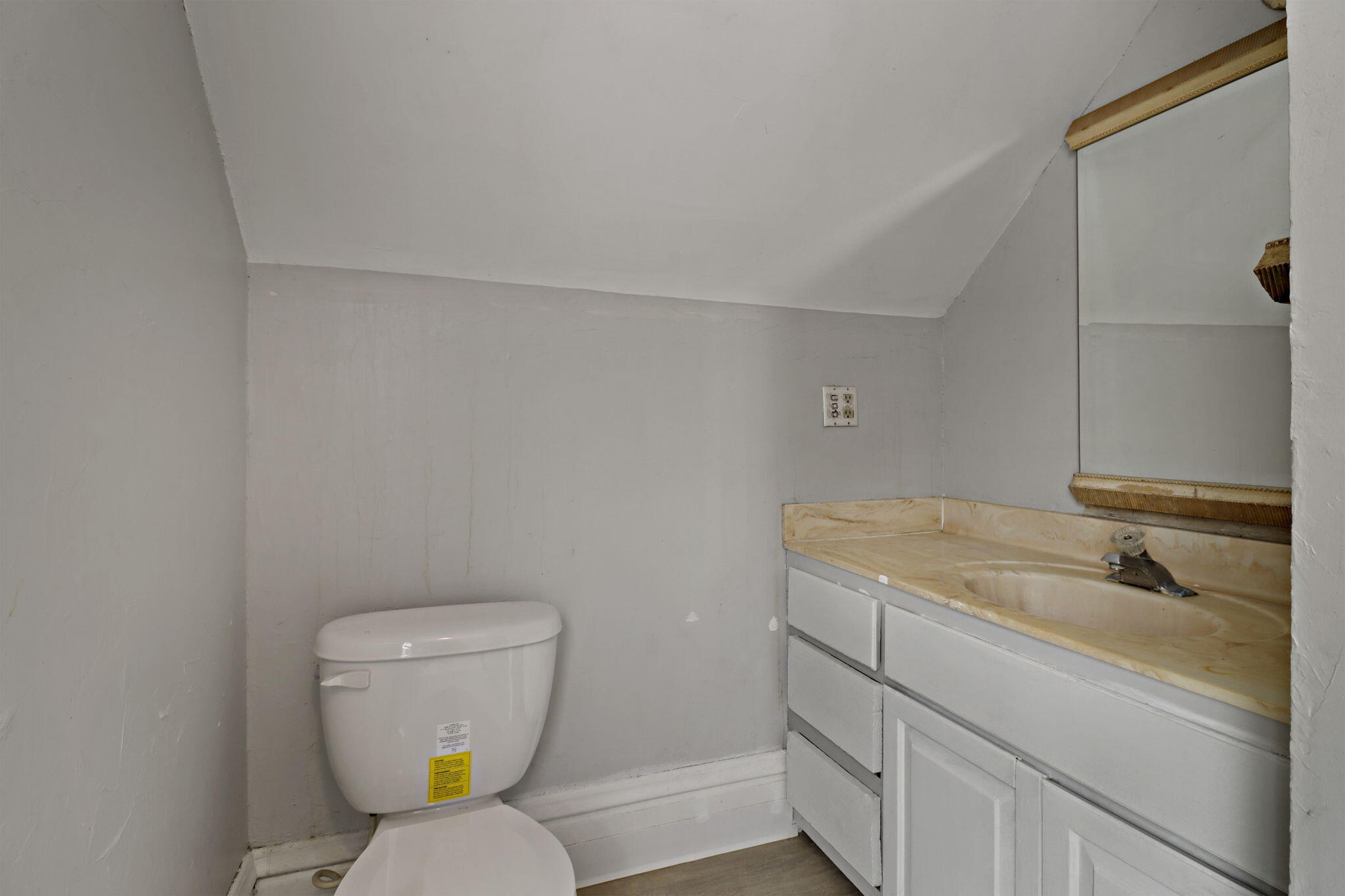 937 Grove Avenue Racine, WI 53405 - Photo 10 of 21 10-web-or-mls-UNIT 2 - 12