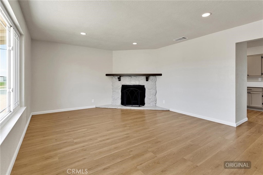 21985 Maumee Road Apple Valley, CA 92308 - Photo 5 of 28 Living Room