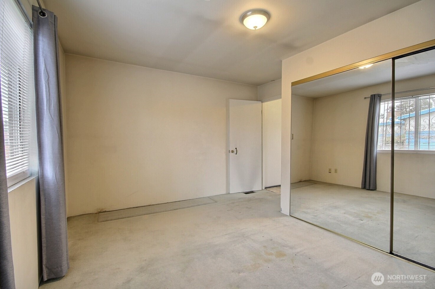 3902 South Angel Place Seattle, WA 98118 - Photo 24 of 39 an empty room with sliding door