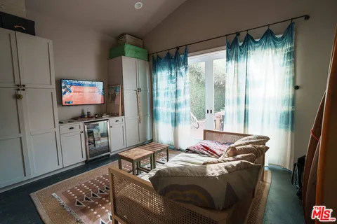 $2,449,000 | 1060 Superba Avenue, Venice, CA 90291