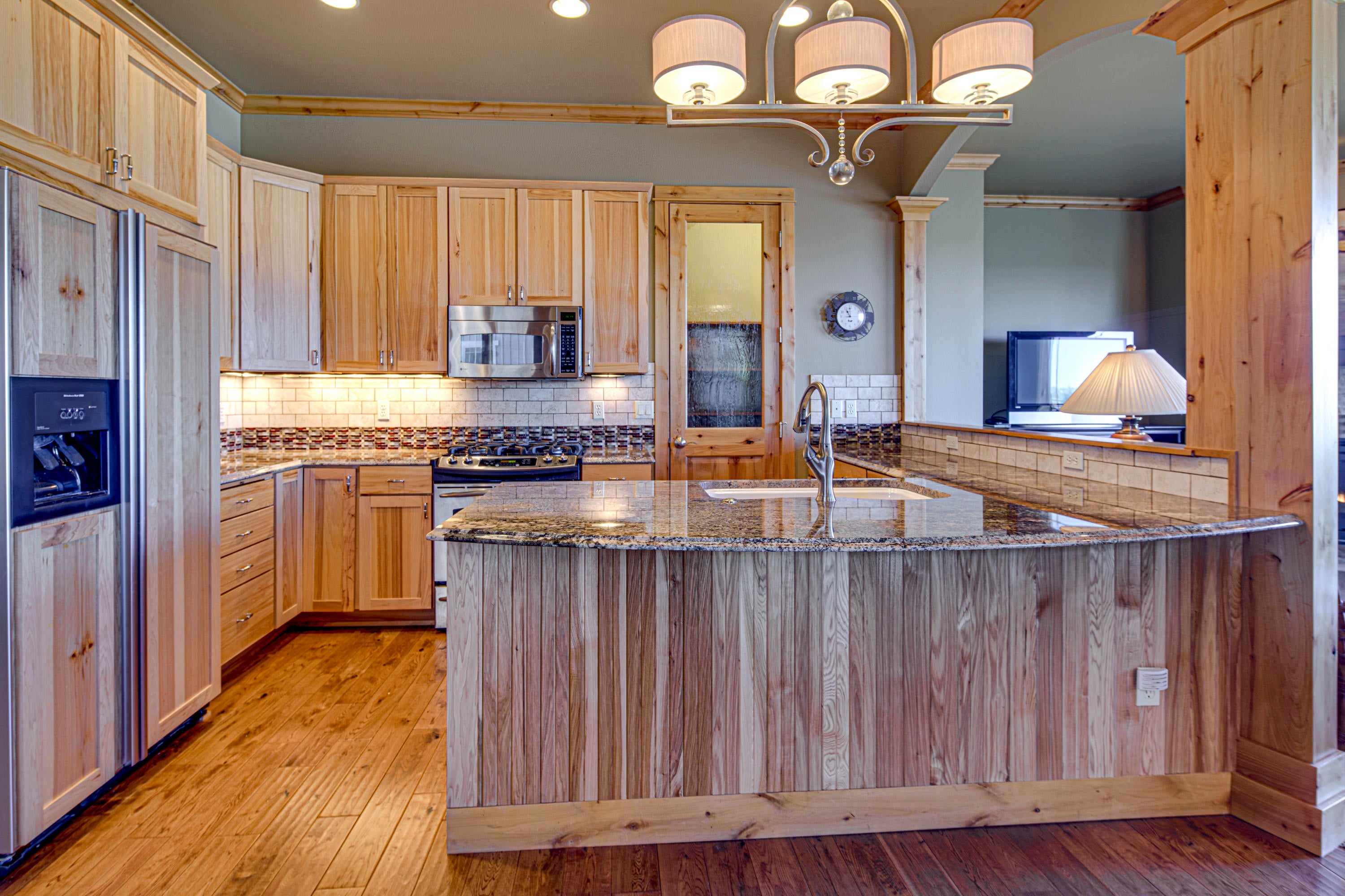 933 Southwest Vantage Point Way Bend, OR 97702 - Photo 13 of 36 Kitchen