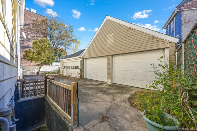 a view of back yard of the house