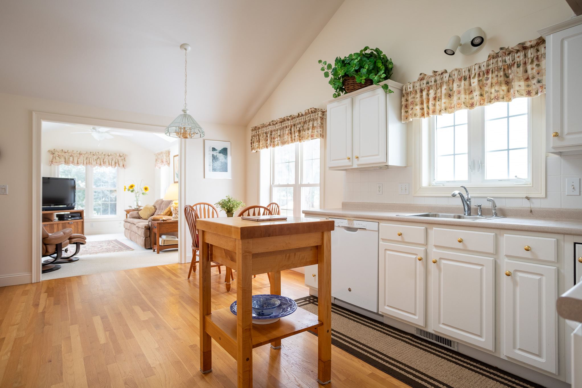 27 Hampton Meadows Hampton, NH 03842 - Photo 11 of 36