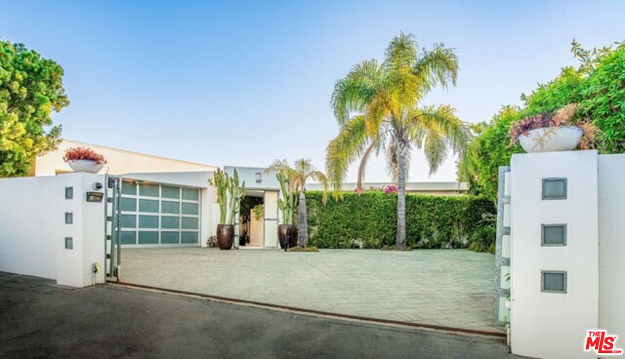 1425 Devlin Drive Los Angeles, CA 90069 - Photo 2 of 15 a view of potted plants with palm trees
