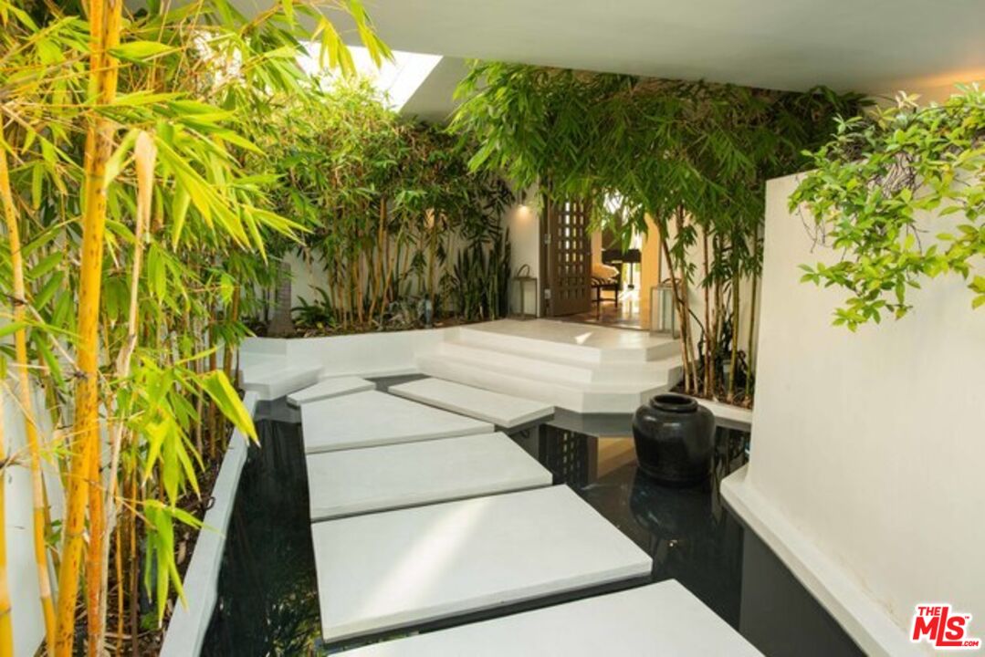 1425 Devlin Drive Los Angeles, CA 90069 - Photo 3 of 15 a view of outdoor space and yard