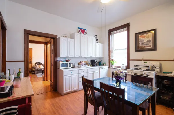 $2,850 | 3552 North Lakewood Avenue, Unit 1, Chicago, IL 60613