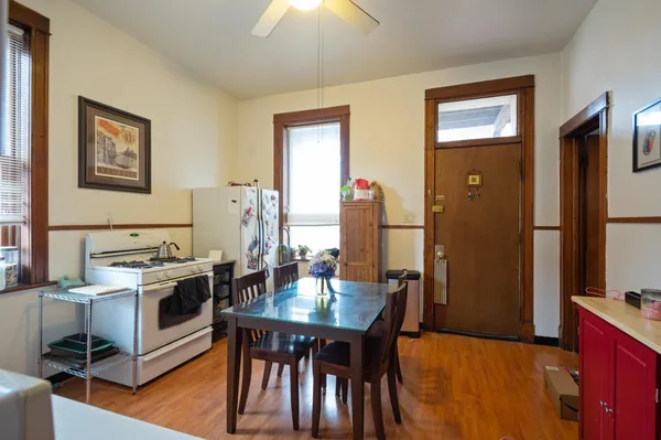 $2,850 | 3552 North Lakewood Avenue, Unit 1, Chicago, IL 60613