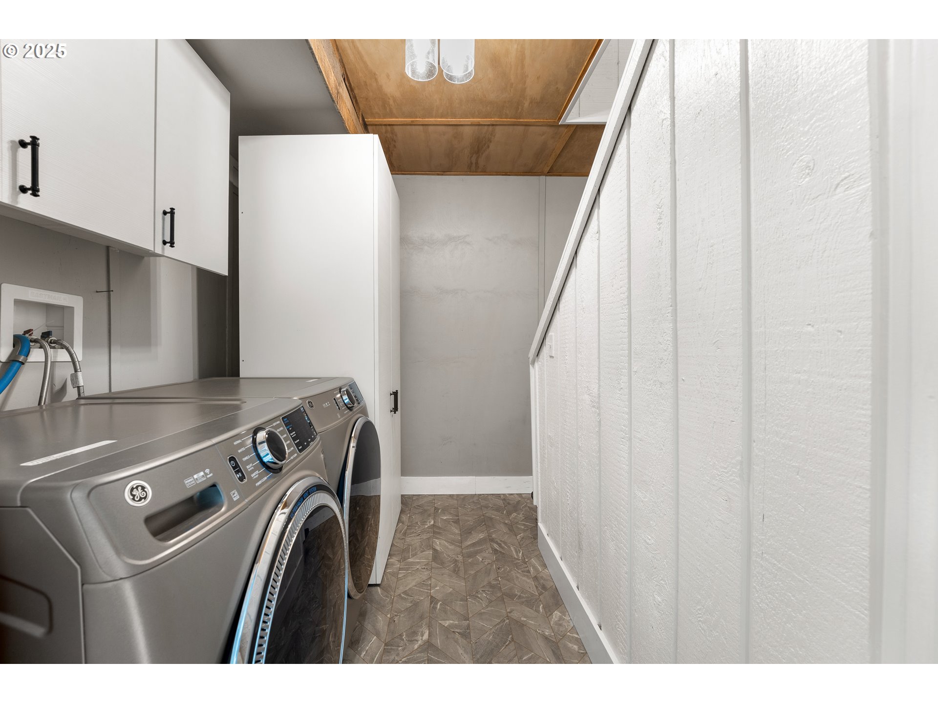 988 Savage Creek Road Grants Pass, OR 97527 - Photo 18 of 48 a utility room with dryer and washer