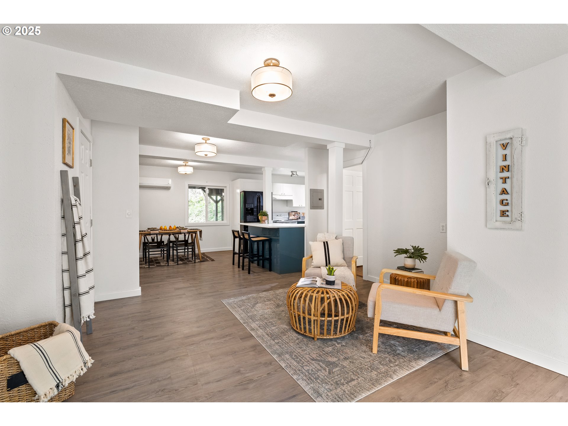 988 Savage Creek Road Grants Pass, OR 97527 - Photo 19 of 48 a living room with furniture