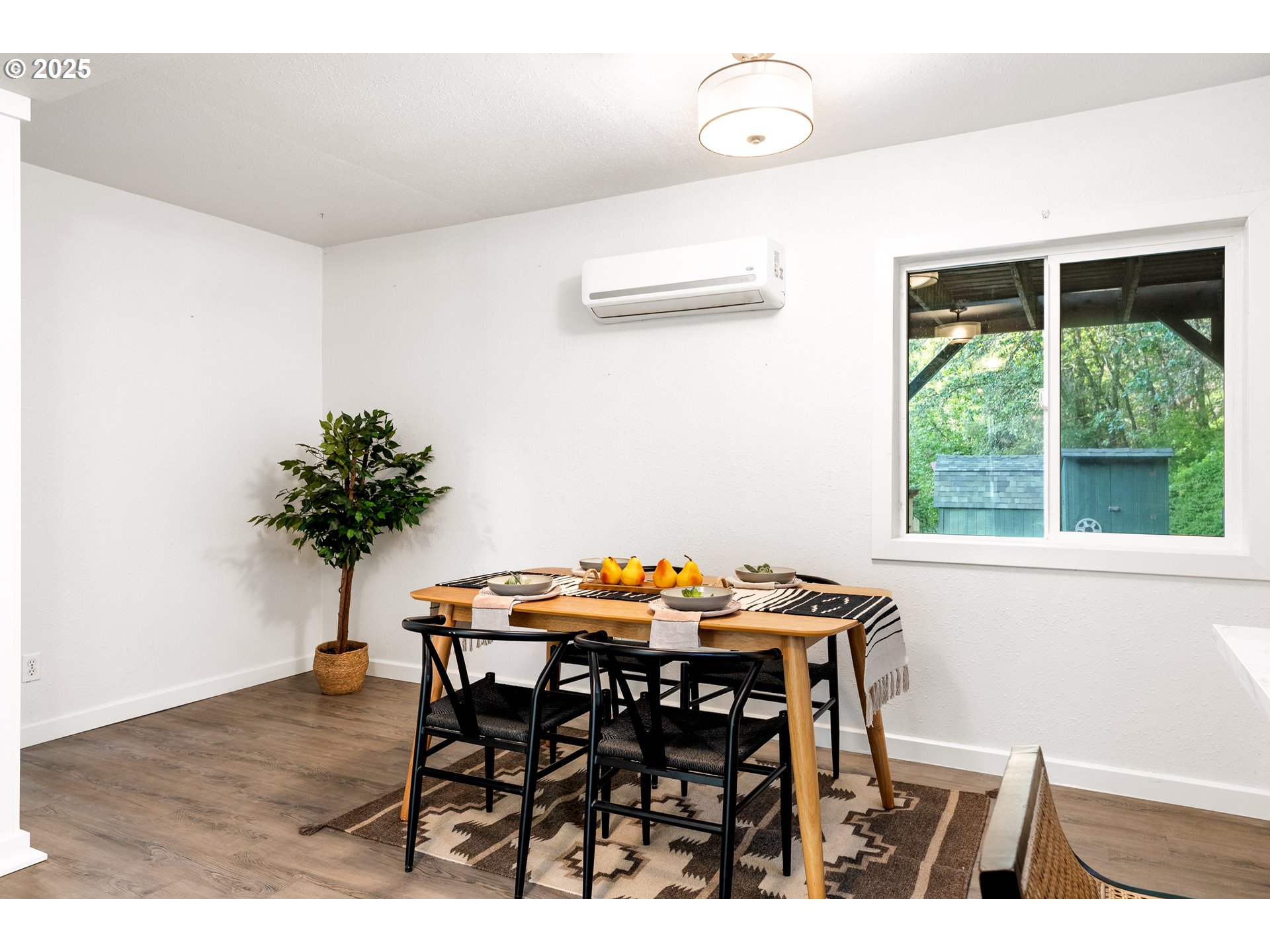 988 Savage Creek Road Grants Pass, OR 97527 - Photo 28 of 48 a dining room with furniture and window