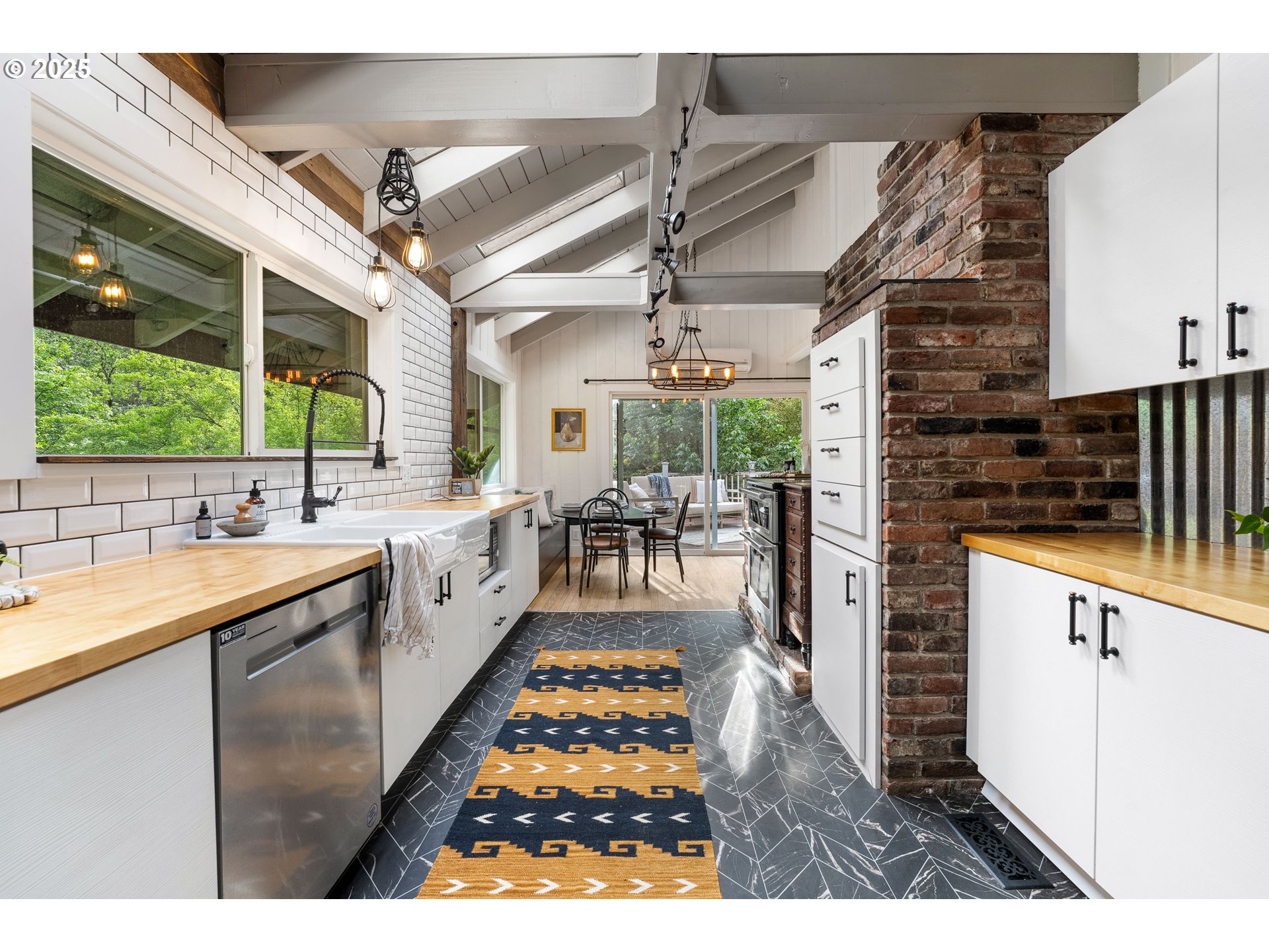 988 Savage Creek Road Grants Pass, OR 97527 - Photo 32 of 48 a very nice looking room with a large window