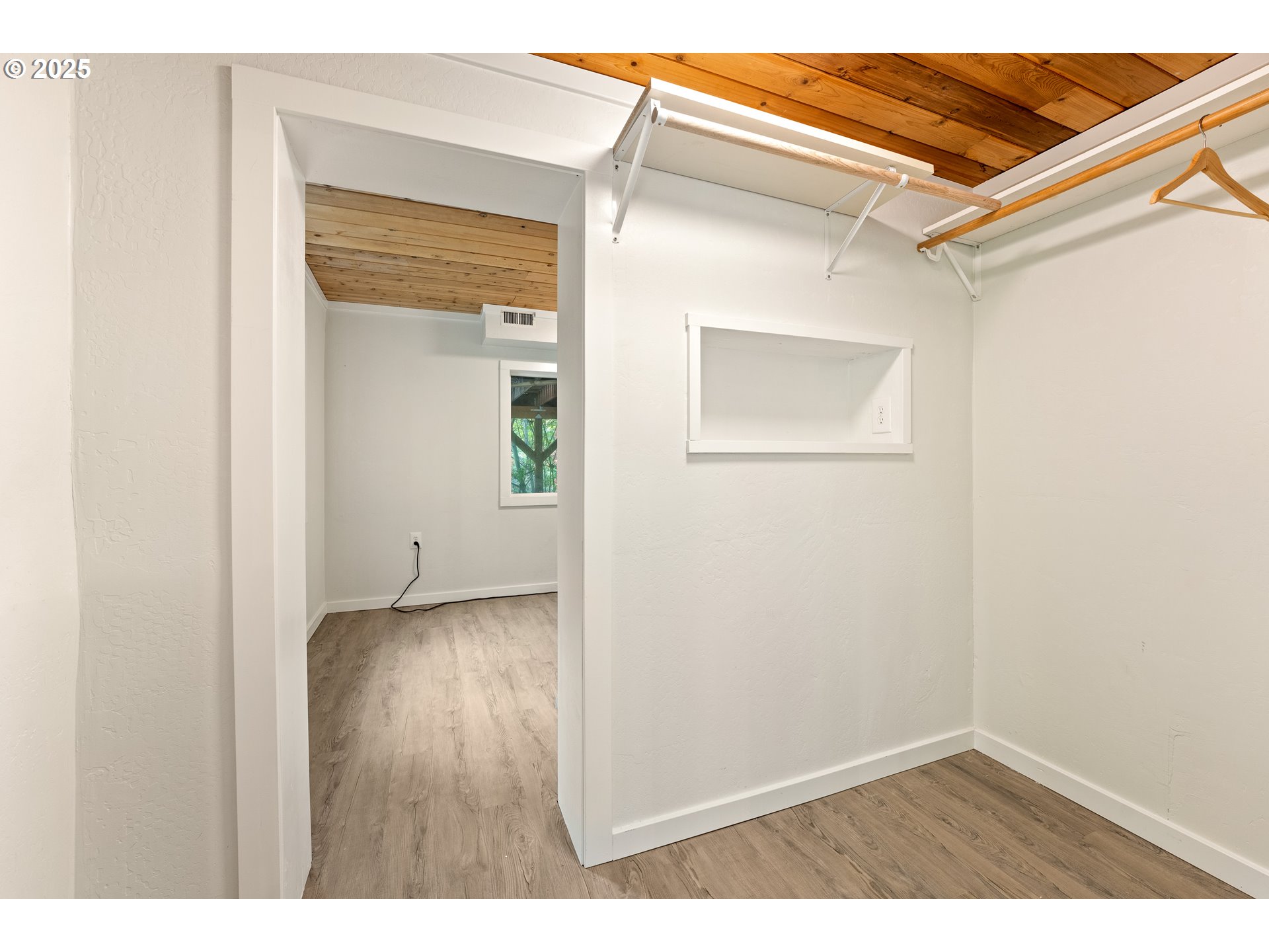 988 Savage Creek Road Grants Pass, OR 97527 - Photo 37 of 48 a view of a small space