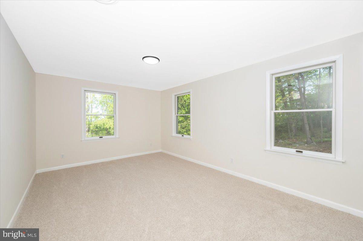 13449 Edgemont Road Smithsburg, MD 21783 - Photo 32 of 70 an empty room with windows