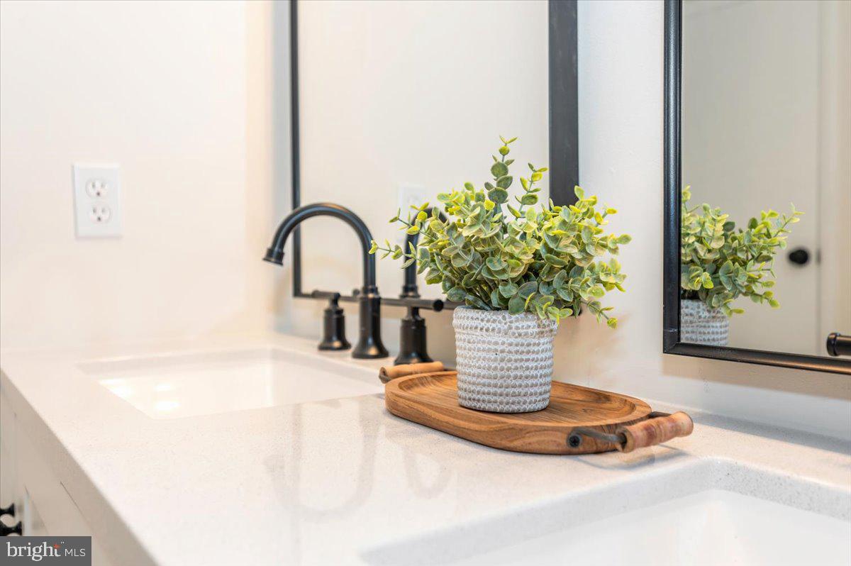 13449 Edgemont Road Smithsburg, MD 21783 - Photo 38 of 70 a vase of flowers sitting on a table