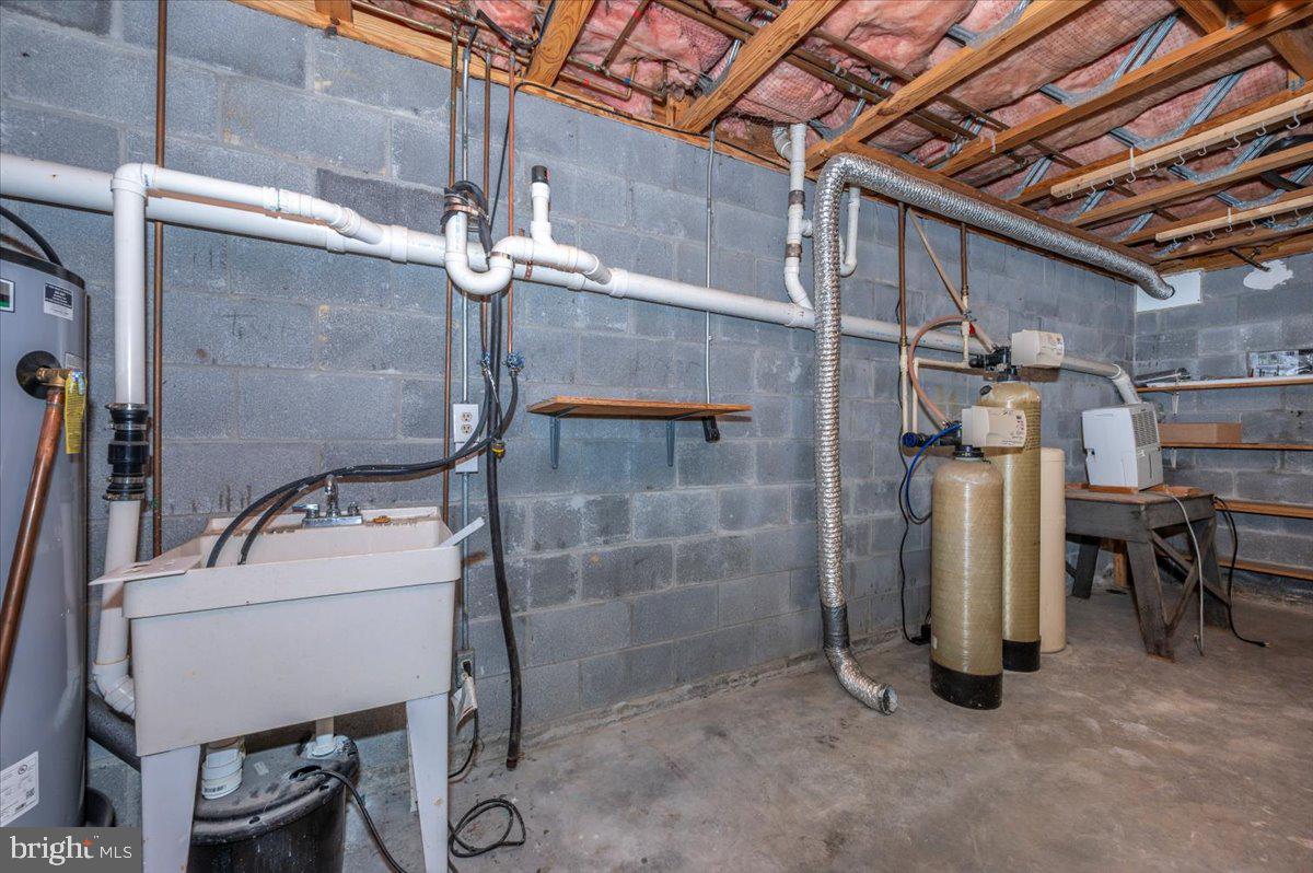 13449 Edgemont Road Smithsburg, MD 21783 - Photo 45 of 70 a utility room with dryer and washer