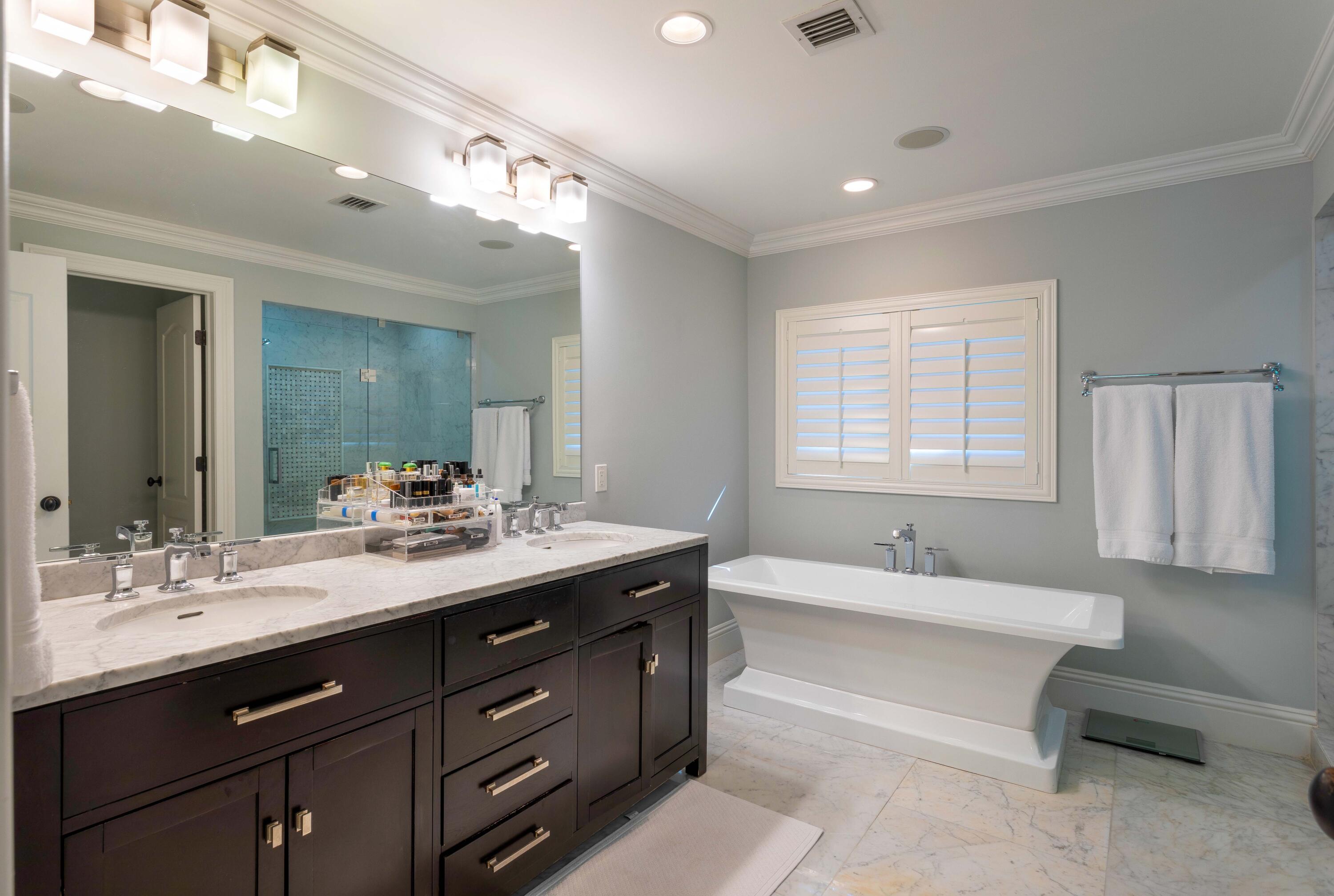 2255 Date Palm Road Boca Raton, FL 33432 - Photo 9 of 14 MASTER_BATH_RIGHT_ANGLE