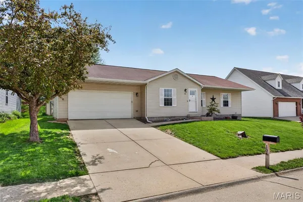 $249,900 | 104 East Hunters Ridge, Valmeyer, IL 62295