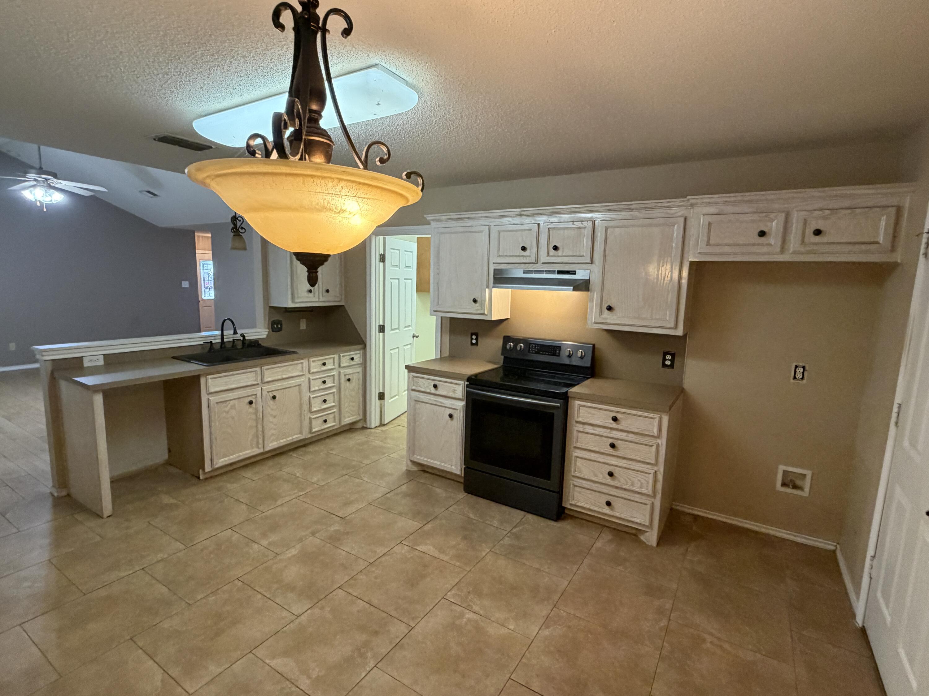 1430 78th Street Lubbock, TX 79423 - Photo 5 of 14 Kitchen