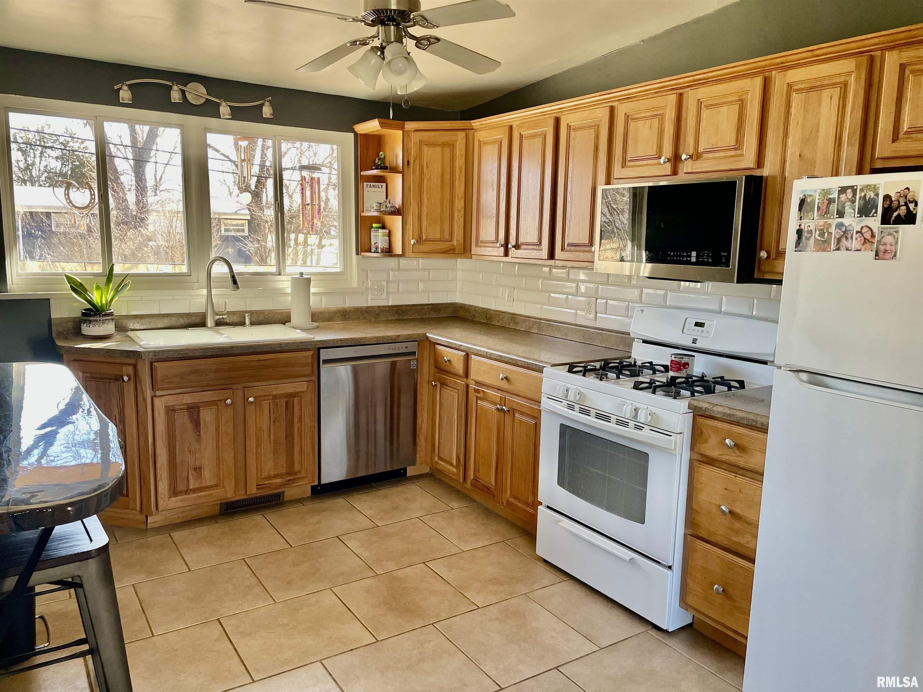 2731 West Overhill Road Peoria, IL 61615 - Photo 11 of 27 Gallery Image 11
