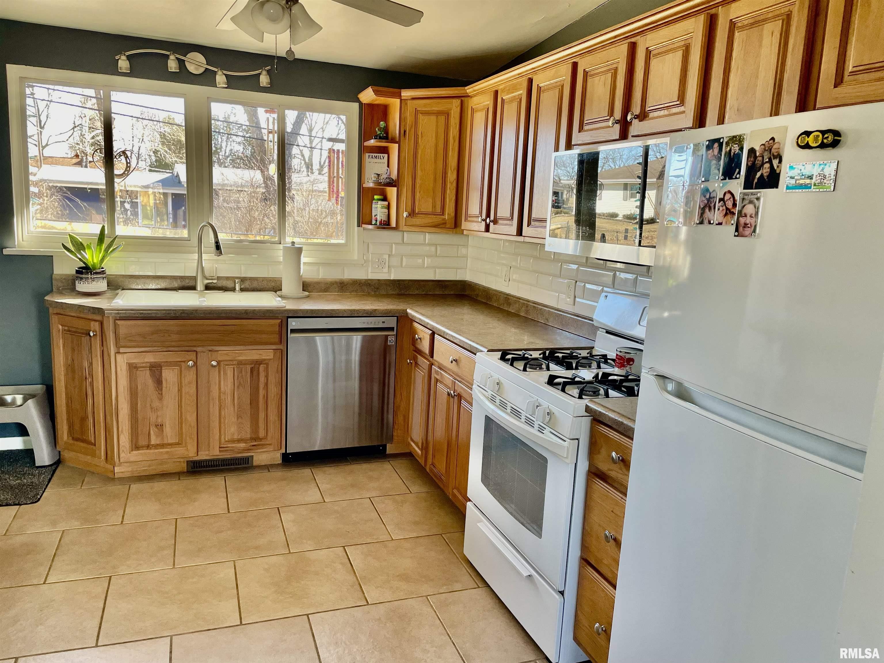 2731 West Overhill Road Peoria, IL 61615 - Photo 12 of 27 Gallery Image 12