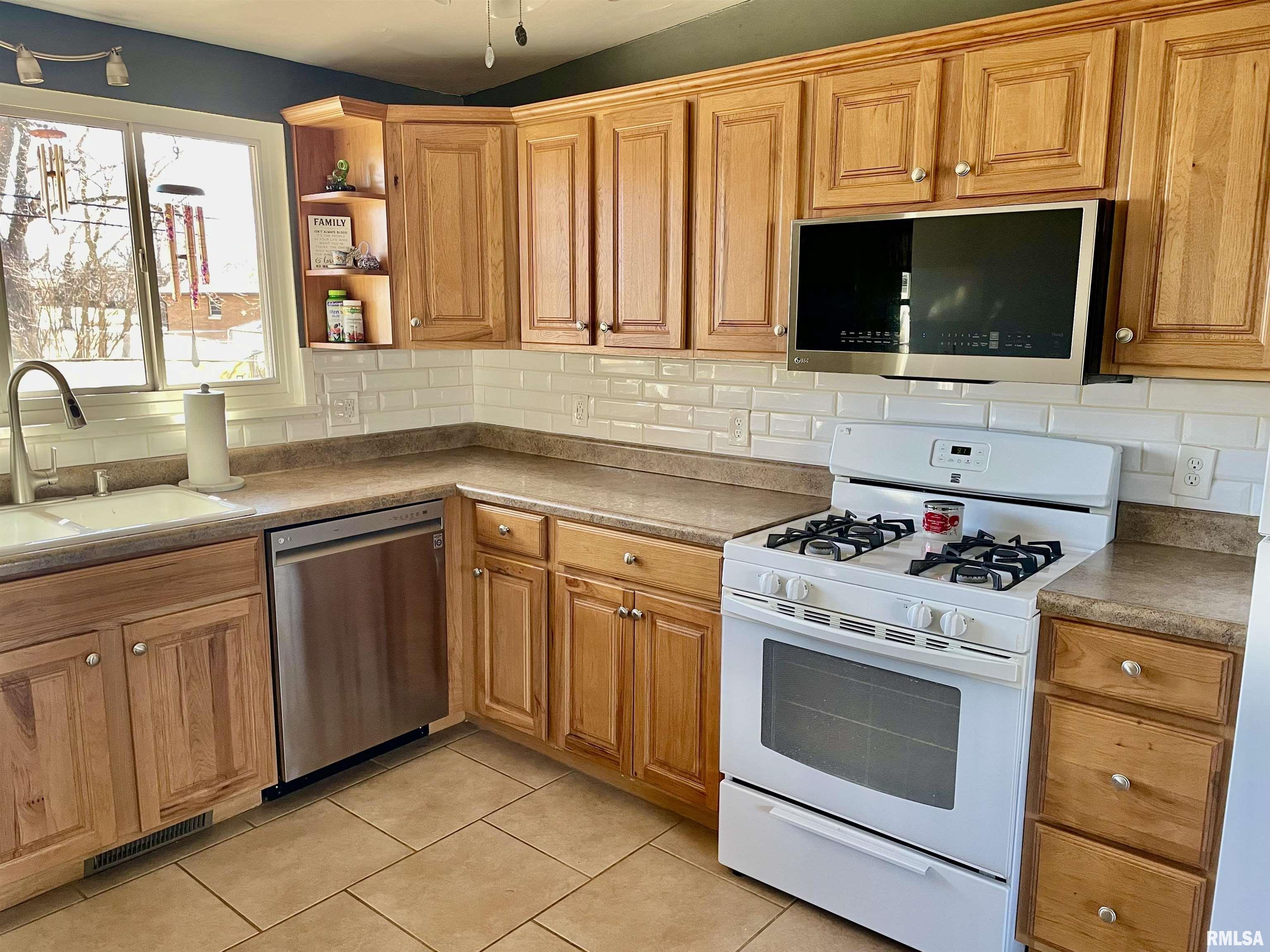 2731 West Overhill Road Peoria, IL 61615 - Photo 13 of 27 Gallery Image 13
