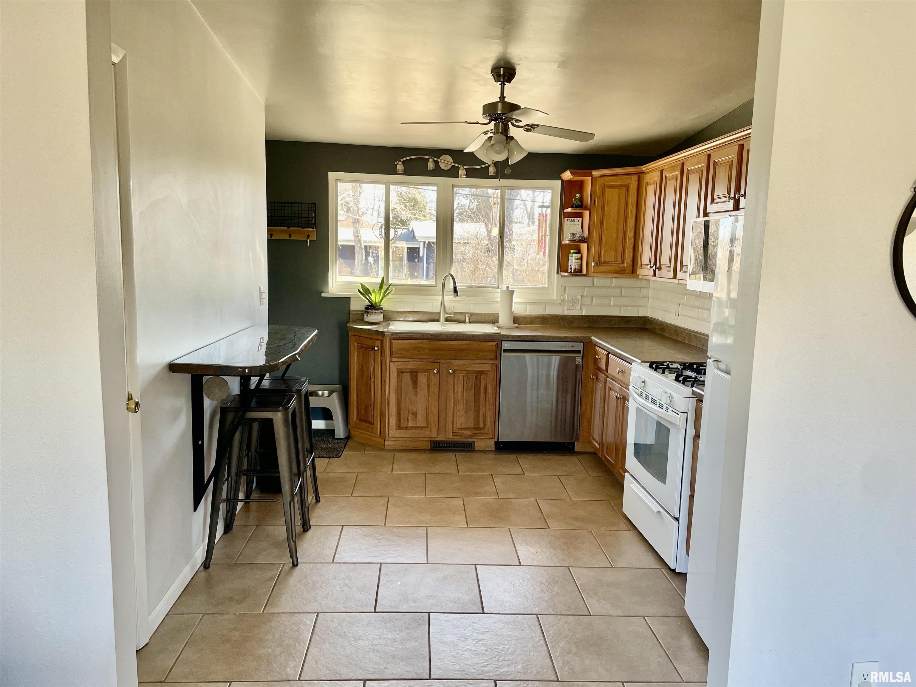 2731 West Overhill Road Peoria, IL 61615 - Photo 10 of 27 Gallery Image 10