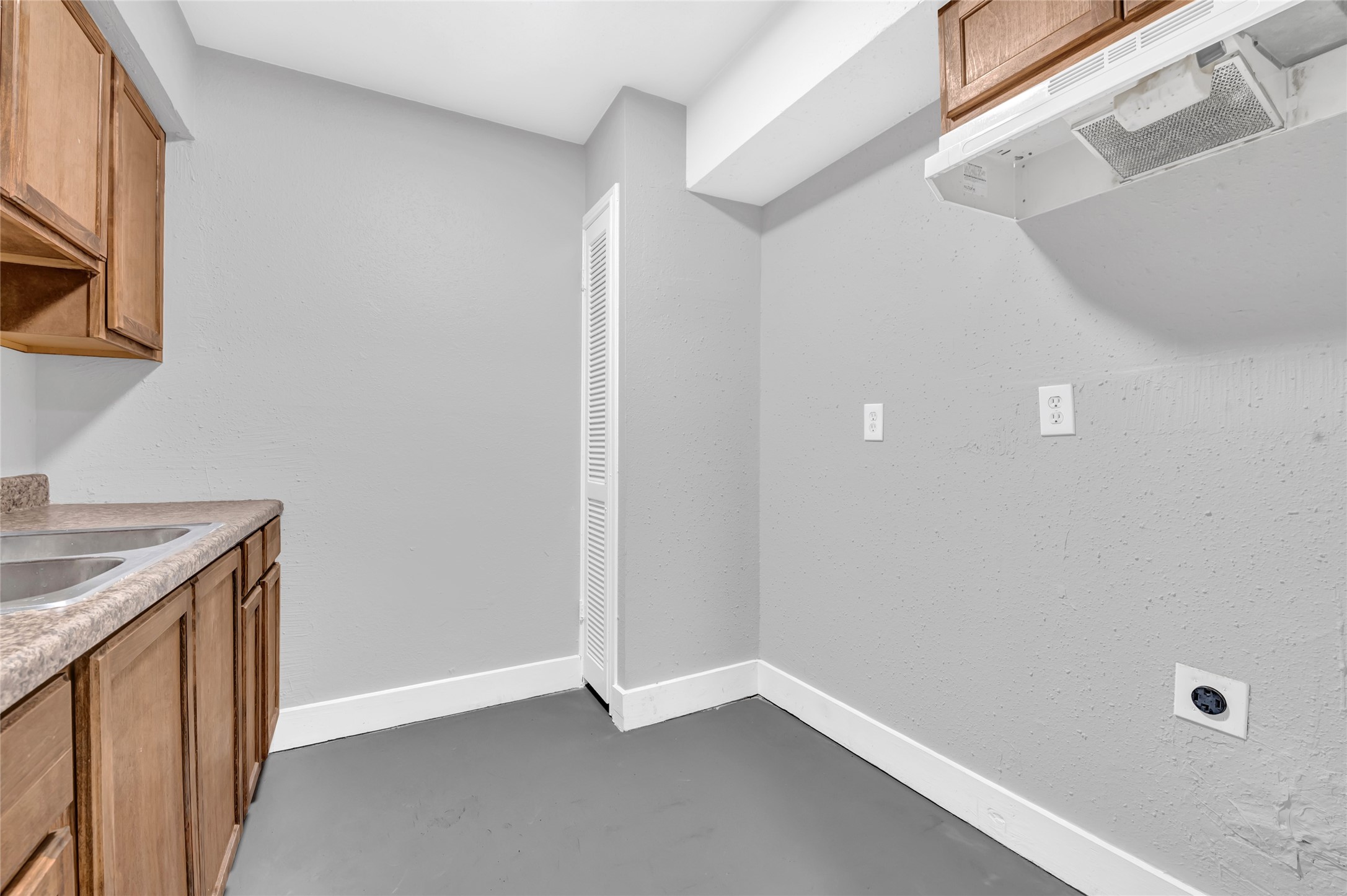 3802 Dabney Street, Unit 15 Houston, TX 77026 - Photo 5 of 13 a view of an empty room