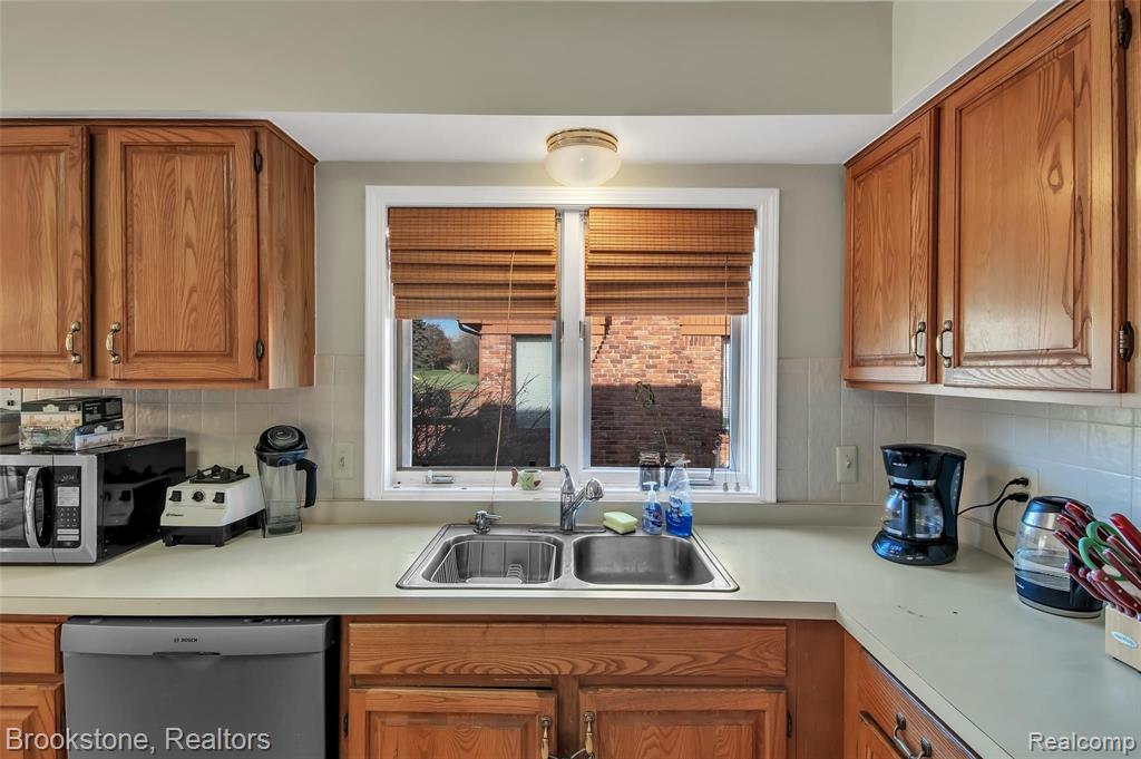 2041 Reagan Drive Rochester Hills, MI 48309 - Photo 6 of 27