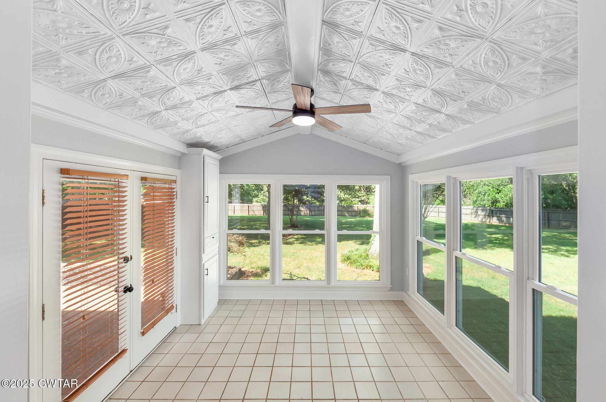 465 Shadow Ridge Drive Jackson, TN 38305 - Photo 24 of 44 sunroom