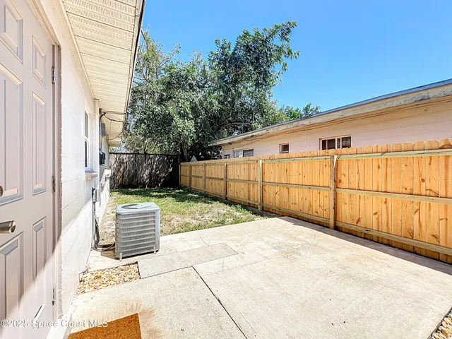a view of a backyard