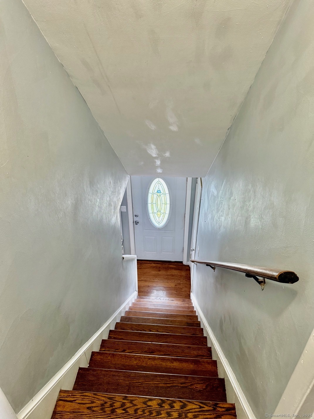 15 Edwards Street Bridgeport, CT 06606 - Photo 10 of 33 a view of entryway